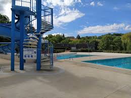 Piscine De Figeac Domaine Du Surgie Nageurs Com