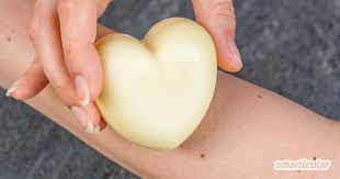 Wir haben ein schnelles rezept für selbst gemachte bodylotion mit sheabutter, kokosöl und kakaobutter. Feste Bodylotion Selber Machen Rezept Mit 3 Naturlichen Zutaten