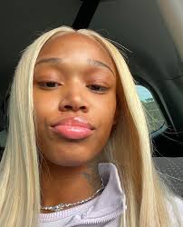 Now why tf she spit in dat girl bag like dat 😩😭