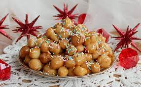 Decorate con la frutta candita, se preferite, e servite. Struffoli Morbidi Ricetta Dolce Di Natale Tradizionale Struffoli Di Natale Ricette Idee Alimentari Ricette Dolci
