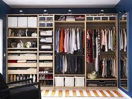 Ogni stanza ha almeno un angolo utile per costruire una è facile creare una cabina armadio spaziosa e ben organizzata con il nostro guardaroba pax. Inutile Negare Tutte L Abbiamo Sognata Almeno Una Volta Una Bella Cabina Armadio Spaziosa Disposizione Nell Armadio Armadio Ikea Armadio Guardaroba Ikea