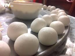 Chè trôi nước (or sometimes is called chè xôi nước in southern vietnam or bánh chay in northern vietnam, both meaning floating dessert wading in water) is a vietnamese dessert made of glutinous rice filled with mung bean paste bathed in a sweet clear or brown syrup made of water, sugar. Y NghÄ©a Va Cach Lam Banh Troi Banh Chay Trong Táº¿t Han Thá»±c Bao Thai Binh Ä'iá»‡n Tá»­