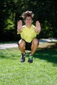 The men tie long vines from plants around their ankles. Wissenswertes Zu High Impact Training
