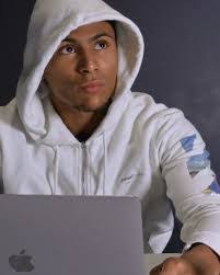 Aaron Sneddon's Instagram, Twitter & Facebook