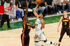 The hawks and the milwaukee bucks have played 223 games in the regular season with 111 victories for the hawks and 112 for the bucks. L5ur2myrozda M