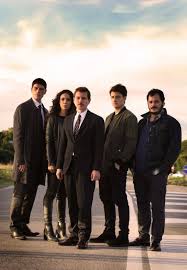 Rollins inizia a frequentare regolarmente una sala da gioco clandestina fino a perdere una grossa cifra. Sotto Copertura 2 Photos Facebook