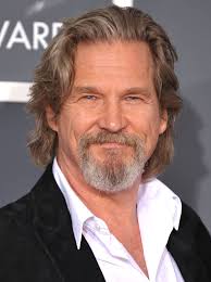 At the age of 60 when majority hairs are white or grayish and we cannot decide what haircut would be perfect for us. Jeff Bridges Able To Make Us Believe It Is Simple But Great Ability And Talent Older Mens Hairstyles Long Hair Styles Men Mens Hairstyles