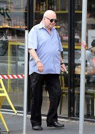 Albert watson newton , am, mbe (23 temmuz 1938'de doğdu), avustralyalı bir medya kişiliğidir. Bert Newton Unrecognisable As He Steps Out In Melbourne Oversixty