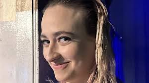 Elisabeth Rioux fait des jaloux en bikini révélateur avec son beau cavalier  bien en vedette dans ses photos