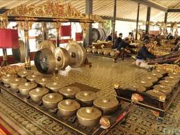 Demung adalah alat musik daerah yang masih termasuk di dalam keluarga balungan. Makna Kehidupan Di Balik Gamelan Jawa