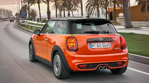 Mini cooper with solaris orange metallic exterior and carbon black leatherette interior features a 3 cylinder engine with 134 hp at 4500 rpm*. Gelifteter Mini Dreiturer 2018 Im Test