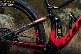 However, on the fourth lap pidcock began to apply pressure on the steep climbs. Kate Courtney Dominates Nove Mesto Scott Sram Mtb Racing Team