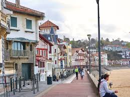 No québécois would be caught dead speaking english during this particular holiday, however i think it's the perfect occasion to introduce all of you to the culture! Saint Jean De Luz Basque Country Beach Community