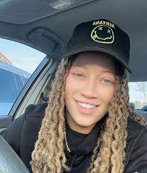 Hey ya'll, I'm Daniella…Cancer ♋️! New here. Be nice to me 😘.. 5'0 145.  🇭🇹👩🏽‍⚕️ It's my Birthday 🎉 weekend!