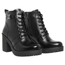 pin em estilo com botas