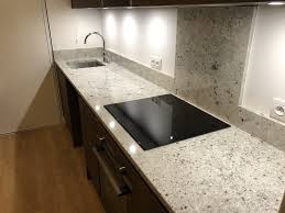 Pose assurée par granits du moulin où notre partenaire dans votre ville. Plan De Travail En Pierre Naturelle Sur Mesure Pour Une Cuisine Unique Et Stylee