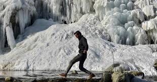 Air temperature, air pressure and humidity, wind speed, magnetic field and uv index. Cold Wave Temperature In Delhi Drops To 2 6 Degrees Snowfall In Darjeeling And Gangtok