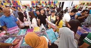 Apart from globe silk store with its don brand. Last Minute Shoppers Throng Jalan Tar Masjid India Pressreader