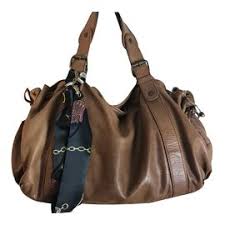 Ce sac rouge (sanguine coral) porté main à deux anses a été créé par la marque incontournable gerard darel. Second Hand Gerard Darel Bags Joli Closet