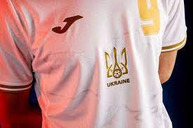 Het nieuwe shirt van het oekraïense voetbalelftal ter ere van het ek voetbal, met op het shirt voor euro 2020 is een kaart van het land te zien, inclusief de krim, en de slogan „glorie aan oekraïne!. Oekraine Drukt De Krim Af Op Ek Shirt Rusland Boos Dit Is De Illusie Van Het Onmogelijke De Volkskrant