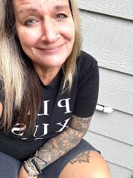 Hi everyone! I hope it's okay to share this here 💫 I'm building a wellness  community that connects experienced professionals across the wellbeing  space — from therapists, coaches, and energy healers, to