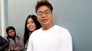 Seperti tampak pada salah satu video yang diunggah ke kanal youtube miliknya, ia mengenalkan sang elvia cerolline dengan amanda manopo. Billy Syahputra Ultah Elvia Cerolline Lupa Kasih Kado
