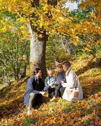Los paisajes suecos son tan bucólicos que explorarlos practicando cualquier de estos deportes se convierten en una experiencia insuperable. Carlos Felipe De Suecia Y Sofia Hellqvist Con Sus Hijos Alejandro Y Gabriel En Un Paisaje Otonal La Familia Real De Suecia En Imagenes Foto En Bekia Actualidad