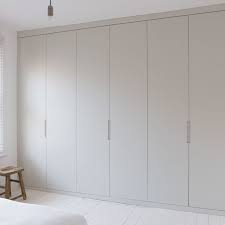 Einbauschrank In Weiss Einbauschrank Einbauschrank Weiss In 2020 Einbauschrank Einbauschrank Schlafzimmer Schlafzimmer Schrank