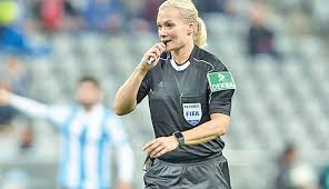 Steinhaus has been appointed as the first women's select group director of professional game match officials limited (pgmol). Bibiana Steinhaus Becomes First Female Referee In Bundesliga 2017 05 22