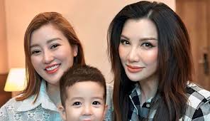 Showbiz 11/4: Vợ mới và vợ cũ Bằng Kiều chung khung hình