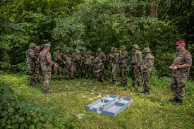 Die bezeichnungen der dienstgrade der bundeswehr werden durch den bundespräsidenten mit der anordnung des bundespräsidenten über die dienstgradbezeichnungen und die uniform der soldaten. Bundeswehr Auf Twitter Zivile Fuhrungskrafte Fur Funf Tage Soldat Sein Zum Start In Den Tag Stellen Wir Etwas Besonders Vor Am Ausbildungszentrum Infanterie Lernen Zivile Fuhrungskrafte Den Auftrag Der Bundeswehr Kennen Mit