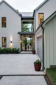 By Olsen Studios White Rock Lake Dallas Ljusgra Fasad Tra Svarta Fonsterbagar Bostadsarkitektur Arkitektur Hus Hus Exterior