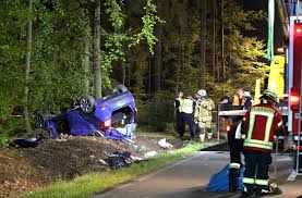 Wie die impfzentren das organisieren und wie vertrauen aufgebaut werden soll. Horror Unfall In Bayern Feuerwehrmann Entdeckt Sterbende Tochter Im Wrack Panorama Stuttgarter Nachrichten