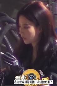 Lộ ảnh Lưu Diệc Phi mặt bánh bao, chân khúc giò, Cnet ngược đời khen 'tràn  đầy phúc khí'