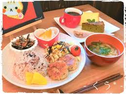 Divine flower, stated in the lotus sutra as of four kinds, two white and two red (literary, poetic) snowflake; ã‚«ãƒ•ã‚§ å¤©èŠ± åŠ èŒ‚éƒ· ã‚«ãƒ•ã‚§ é£Ÿã¹ãƒ­ã‚°