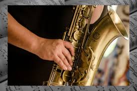 Musik jazz pertama kali dibawa ke indonesia oleh negara filipina, musik jazz ini dibawa oleh musisi yang berasal dari filipina. Musik Jazz Pengertian Sejarah Alat Tokoh Fungsinya