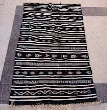 La demande grandissante pour ce tapis en a fait un tapis contemporain coloré et original. Tapis Kilim Berbere Noir Fait A La Main En Laine Luckyfind