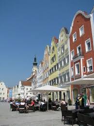 La silberzeile, la schiera di case colorate nella piazza principale di schärding è una festa per gli occhi: Scharding Austria Places To See Austria Europe Travel
