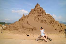 instagram 上的sherry 莊翊晨 一個不小心就被捕捉到有點fashion 的動作 真是難得 今年沙雕主題為 穿越小鎮尋找亞特蘭 提斯 到8 25都還有展出 全票一人100元 新北貢寮海洋音樂祭