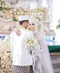 Nah kamu bisa lihat deh 10 foto di bawah ini bagaimana pengantin di pelaminan. 93 Ide Pose Wedding Pose Perkawinan Pengantin Foto Perkawinan