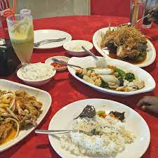 Delicious food and wine with beautiful decor in the dining room. Delicious 8 Seafood Restaurant 2 Tips
