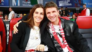 Die beiden haben sehr jung geheiratet. Thomas Muller Lisa Muller Wunscht Er Sich Kinder Mit Seiner Frau Intouch