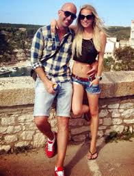 Iszak eszter hosszú éveken át volt dobrády ákos párja, ám az utóbbi időben sokszor szakítottak, majd újra összejöttek, de egy évvel ezelőtt úgy döntöttek, hogy végleg véget vetnek a kapcsolatuknak. A Magyar Musorvezetot Szardinian Kaptak Le Enekes Szerelmevel Romantikazott Hazai Sztar Femina