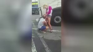 Scènes de sexe torrides dans des lieux publics avec des salopes perverses  et avides de bites qui nont pas honte de sucer des bites et de baiser  partout dans différents lieux publics, même là où il y ...