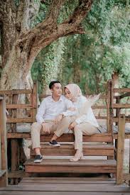 Tak hanya itu, busana yang dipilih pun mengikuti konsep dan lokasi pernikahan yang berada di luar ruangan. Baju Couple Casual Untuk Prewedding Desain Baju Lagi Nge Trend