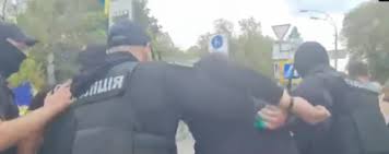 Інцидент відбувся на алеї героїв небесної сотні, біля верхнього виходу метро хрещатик. 9n7n0a2832rg1m