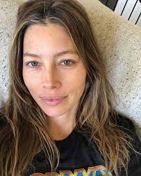 Ich sehe ungeschminkt einfach nicht so beschissen aus, wie andere es gerne hätten, schießt sophia thomalla gegen ihre kritiker. Portrait Of A Hungover Woman Who Had Cake For Breakfast Ungeschminkt Prominente Frauen Sophia Thomalla Ungeschminkt