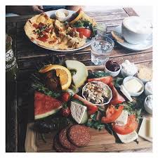 So Lasst S Sich Aushalten Bei Dem Wetter Fruhstuck Brunch Kaffeekaramell Milchkaffee Breakfast Fruhstuck Berlin Lebensmittel Essen Gesunde Lebensmittel