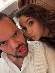 Diría que es agridulce, por momentos dulces como la miel pero en instantes  todo cambia a un sabor amargo. Y antes de que te preguntes de qué hablo, me  estoy refiriendo a