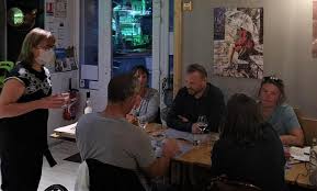 Dans ce jeux de métier, tu es serveuse dans un restaurant. Crevin Le Restaurant Le Chaudron Est De Nouveau En Ebullition Rennes Maville Com